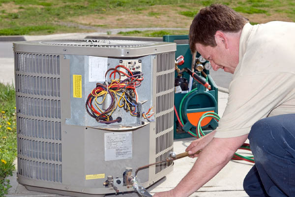 image of HVAC contractor performing air conditioner tune-up
