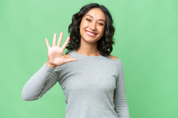 woman holding up 5 fingers depicting 5 reasons for hvac blower failure