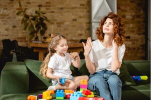 mom feeling hot while playing with daughter due to weak air conditioner airflow
